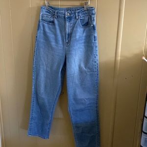 AMERICAN EAGLE CURVY MOM JEANS